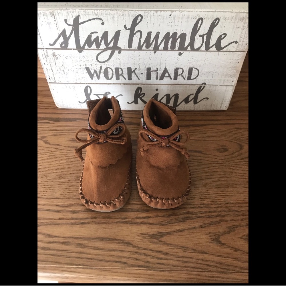 Genuine by OshKosh Faux Suede Baby Moccasins Sz 2
